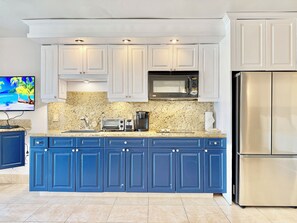 Studio Suite | Private kitchen | Full-size fridge, microwave, oven, stovetop