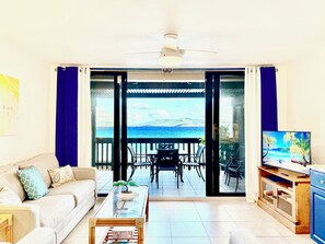 Comfort Studio Suite | Living area | Flat-screen TV, DVD player