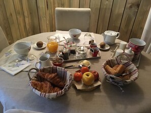 Desayuno continental gratuito y diario