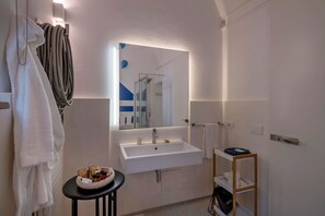 Quarto casal luxo, vista para o jardim | Banheiro | Chuveiro, chuveiro com efeito de chuva, produtos de toalete grátis 