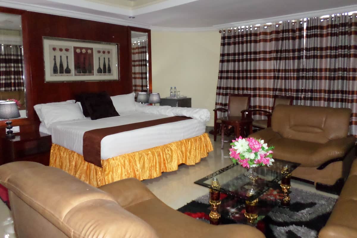 Suite | 1 bedroom, in-room safe, desk, free WiFi