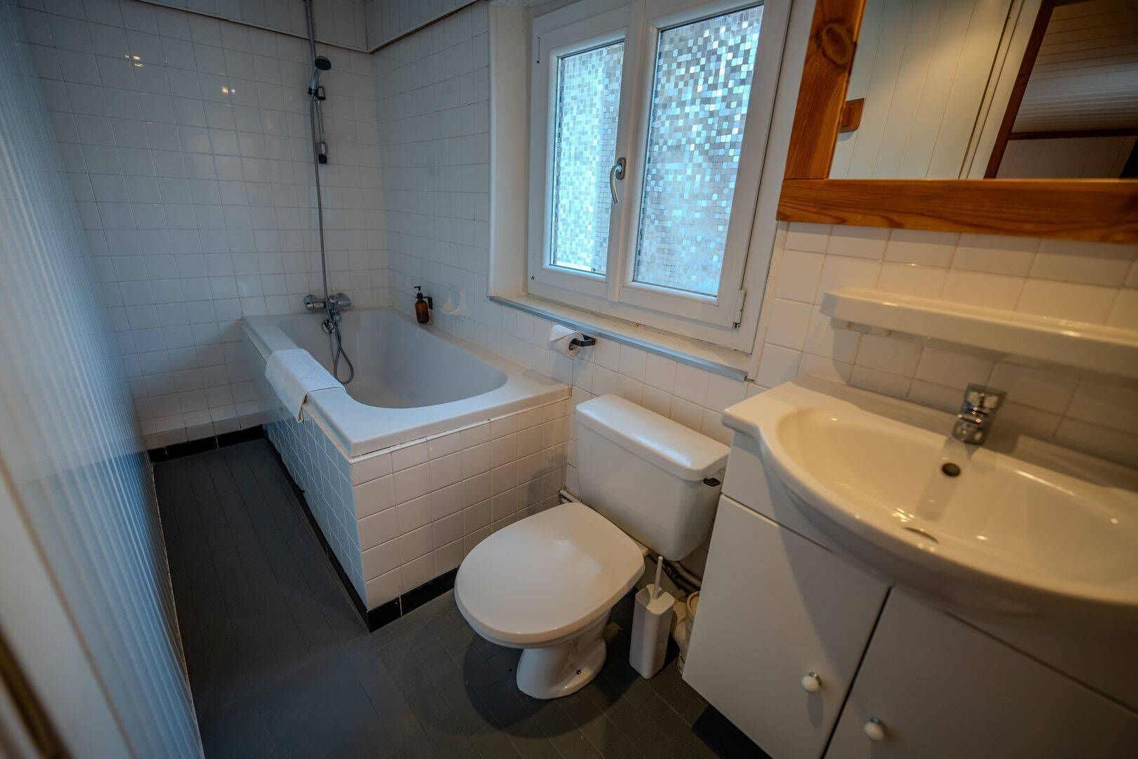 Un baño con bañera, inodoro y lavabo.