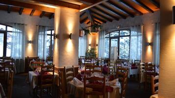 점심 식사 및 저녁 식사 제공, 현지 요리