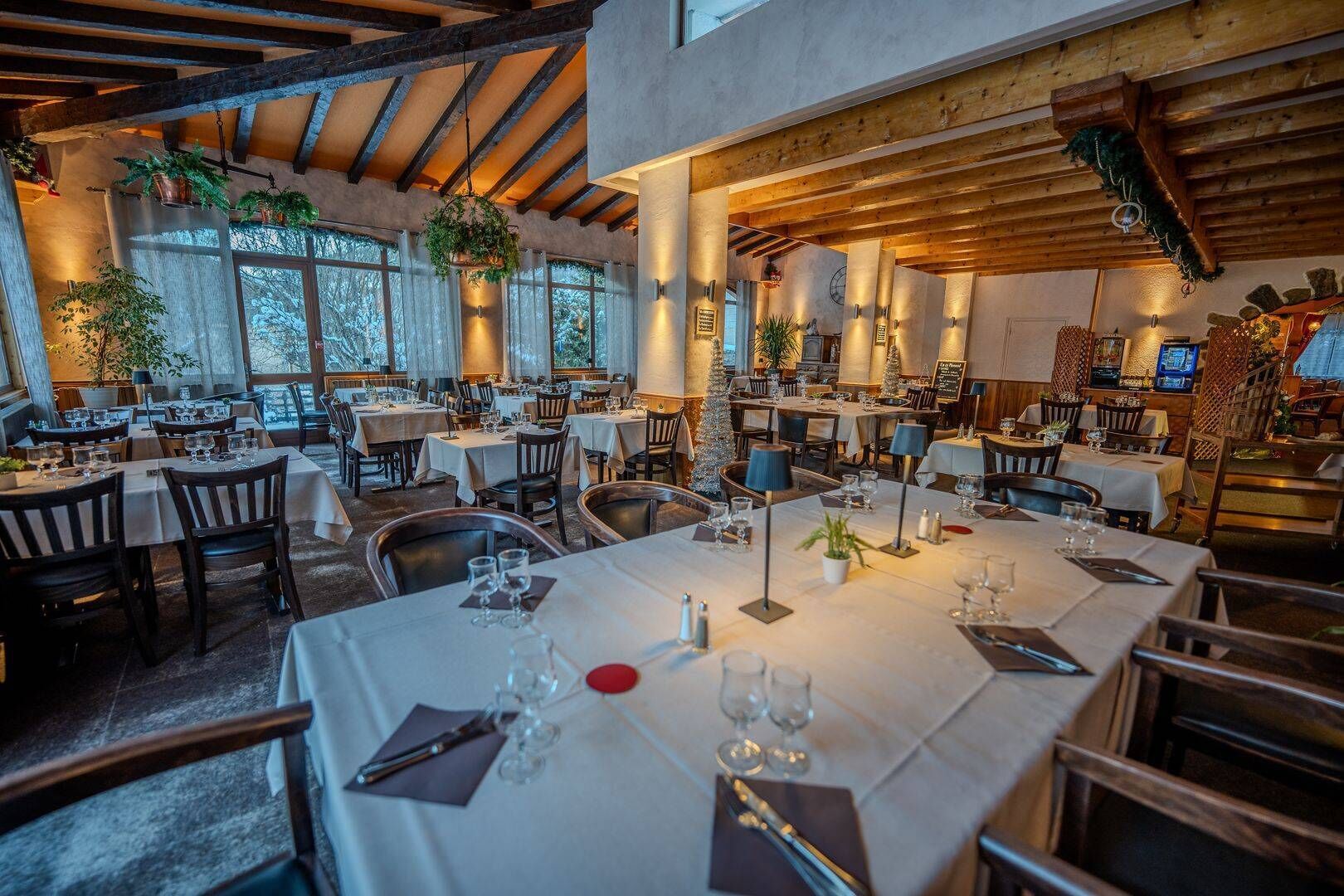 Déjeuner et dîner servis sur place, spécialités Cuisine locale