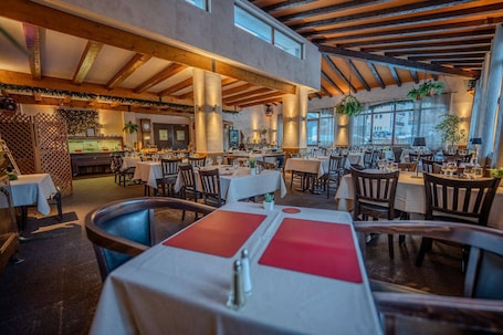 Se sirven almuerzos y cenas, cocina local