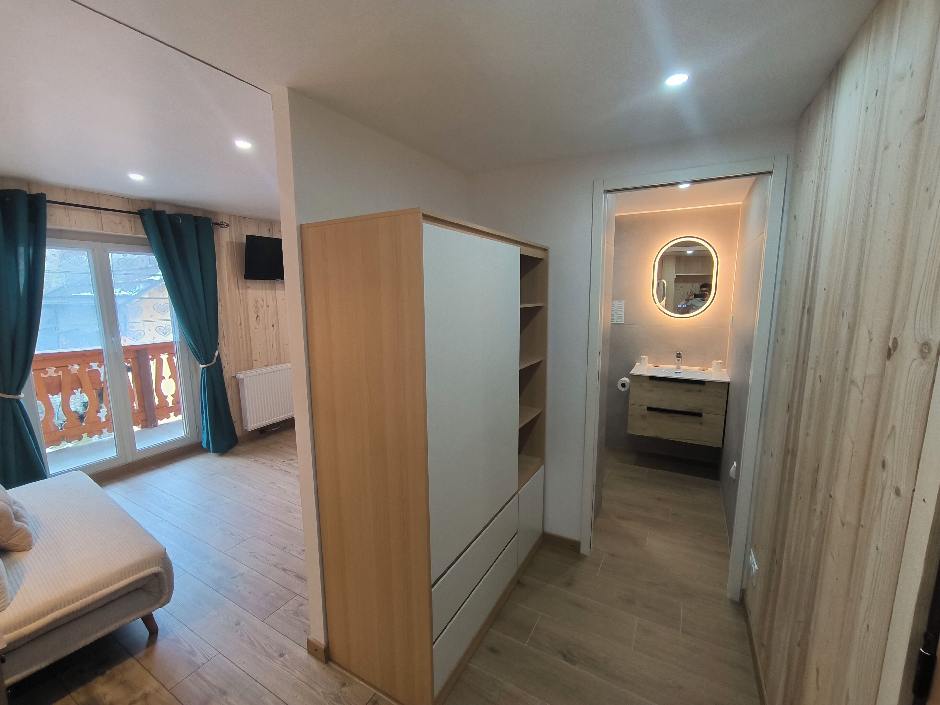 Deluxe Double Room | Bathroom | Shower, free toiletries, hair dryer, towels