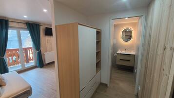 Deluxe Double Room | Bathroom | Shower, free toiletries, hair dryer, towels