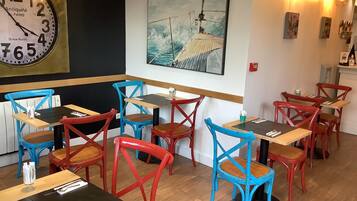 Dagelijks ontbijtbuffet (EUR 13 per persoon)