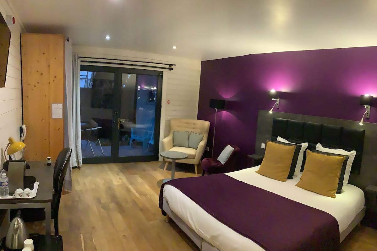 Decoración personalizada, escritorio, wifi gratis y ropa de cama