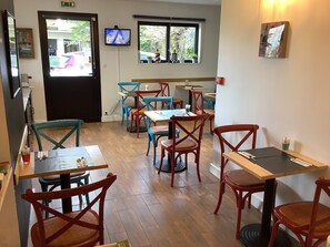 朝食 (ビュッフェ)、毎日提供 (1 名様 13 EUR)