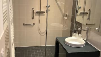 Habitación Premium doble | Baño | Artículos de higiene personal gratuitos, secador de pelo y toallas