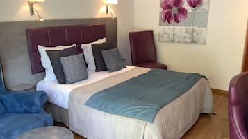 Comfort tweepersoonskamer | Individueel gedecoreerd, een bureau, gratis wifi, beddengoed