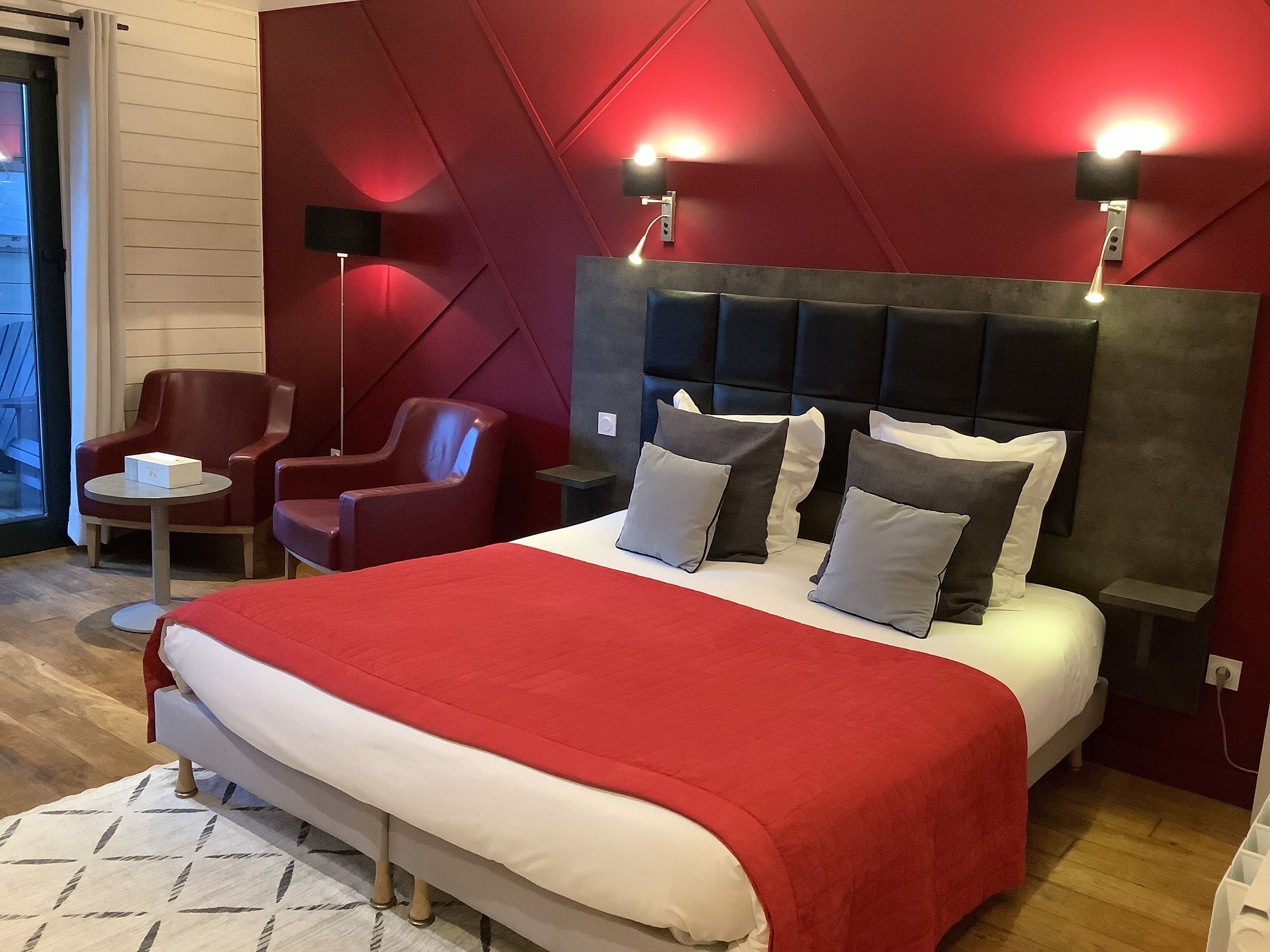 Dobbeltrom – premium | Individuelt dekorert, skrivebord, wi-fi (inkludert) og sengetøy