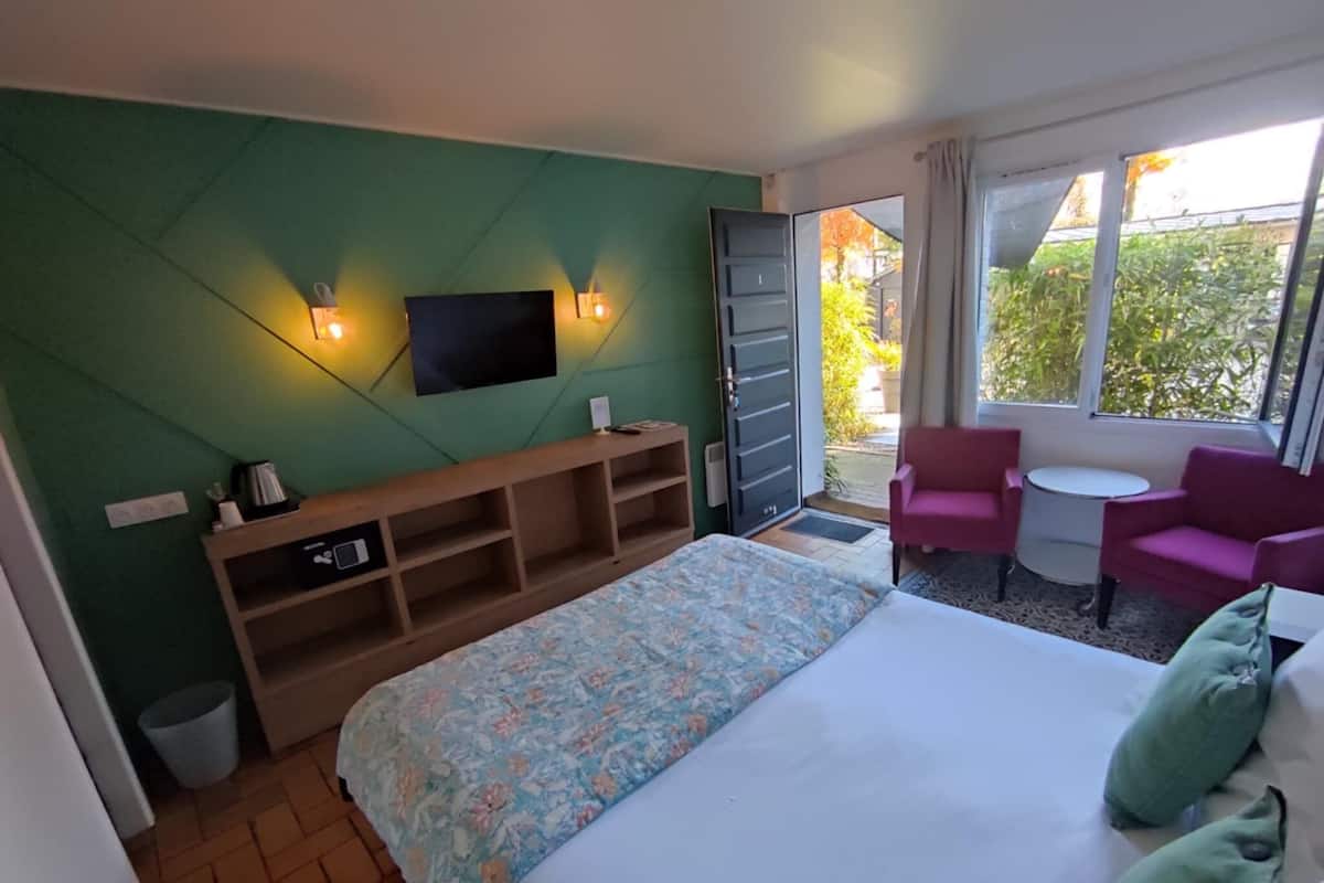Escritorio, wifi gratis, decoración personalizada y ropa de cama 