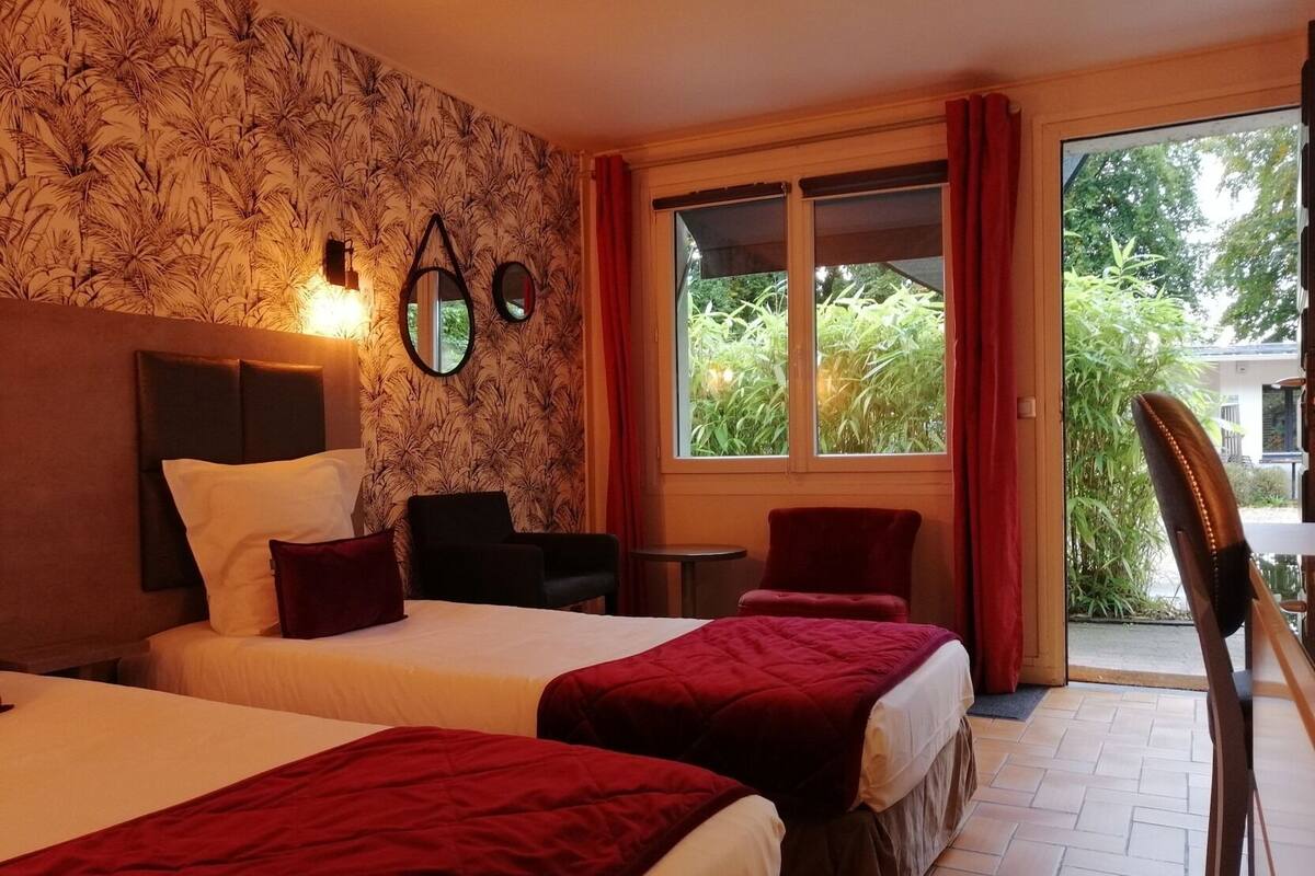 Escritorio, wifi gratis, decoración personalizada y ropa de cama 