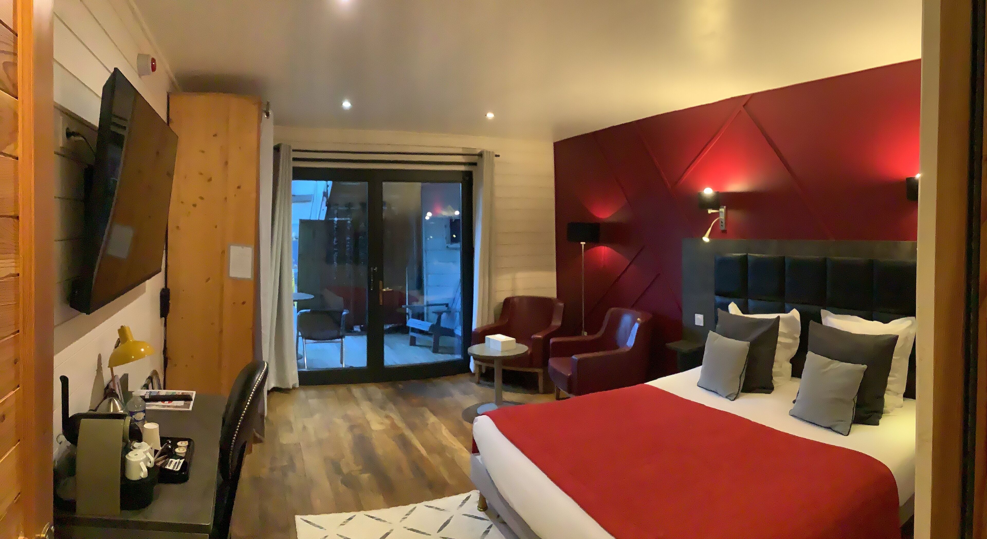 ห้องพรีเมียมดับเบิล | ห้องพักตกแต่งอย่างมีเอกลักษณ์, โต๊ะทำงาน, Wi-Fi ฟรี, ผ้าปูที่นอน