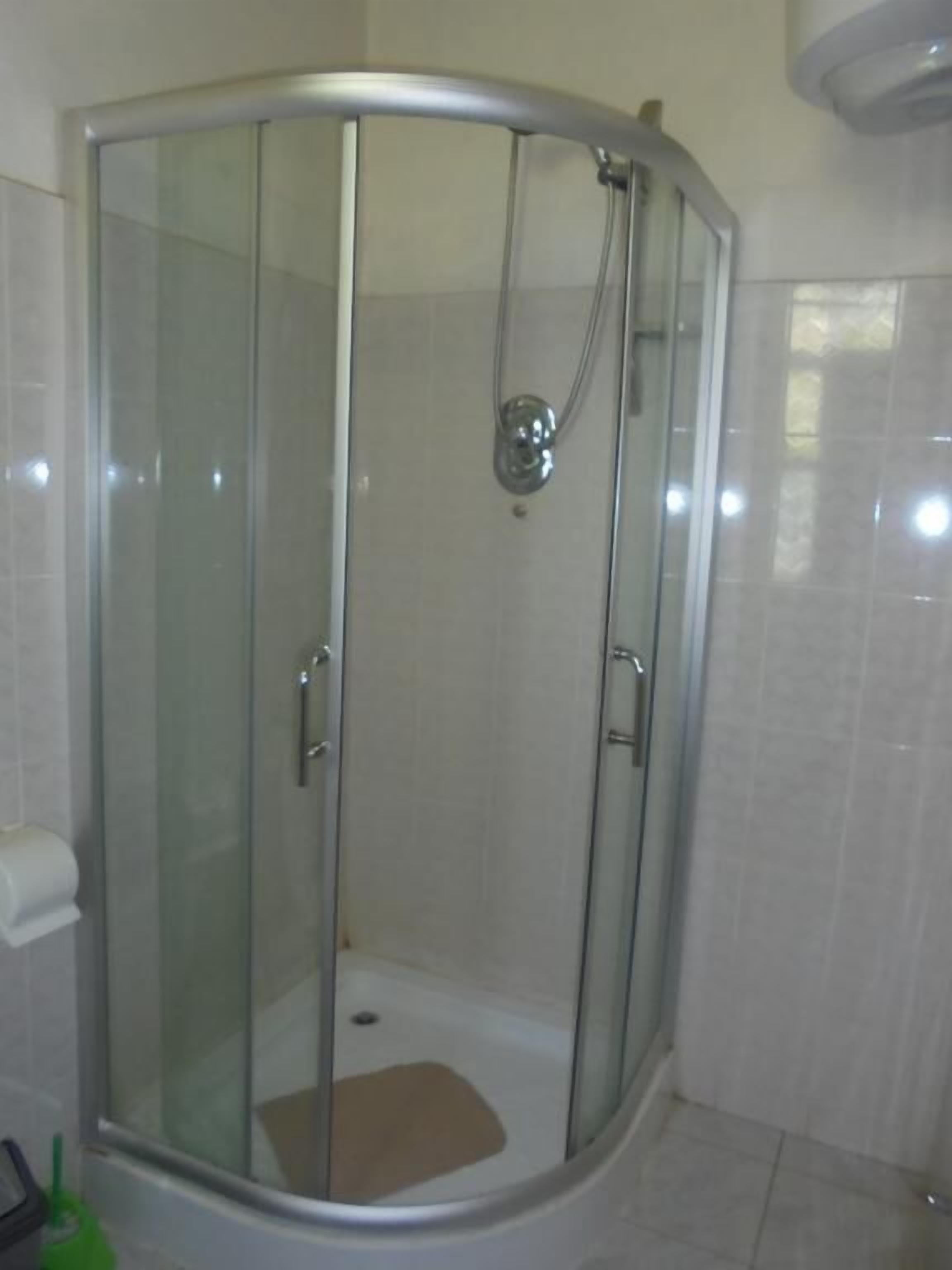 Chambre Double | Douche de la salle de bain