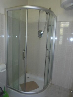 Basic-Doppelzimmer | Dusche im Bad