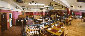 3 restaurants, breakfast served - Farnham Arms Hotel (Cavan)