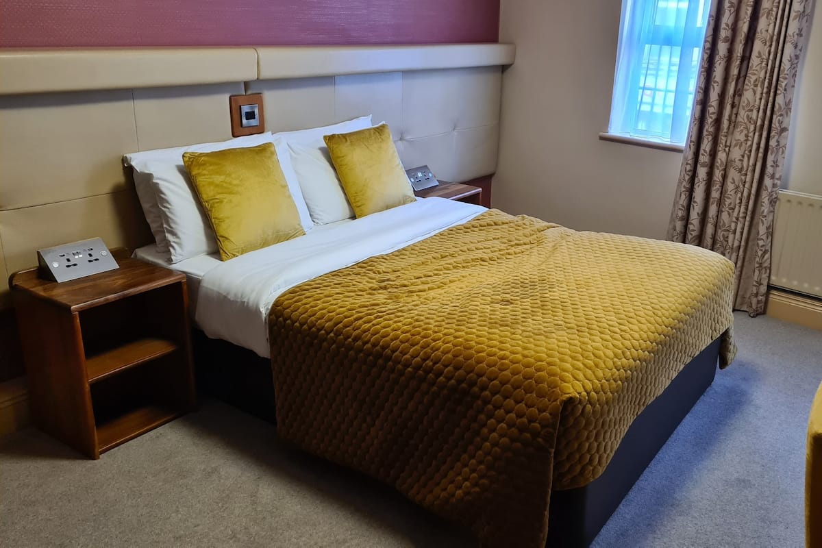 Single Room | In-room safe, desk, iron/ironing board, free WiFi