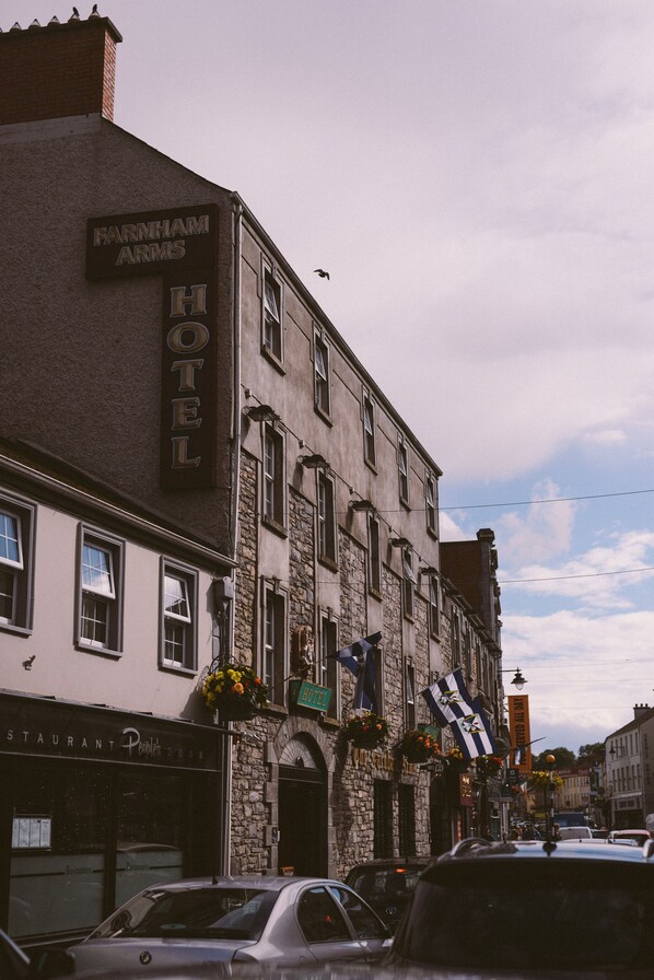 Front of property - Farnham Arms Hotel (Cavan)