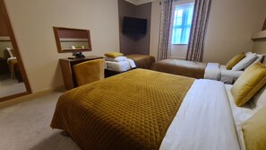 In-room safe, desk, iron/ironing board, free WiFi - Farnham Arms Hotel (Cavan)