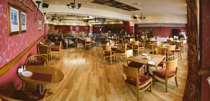 3 restaurantes, se sirve desayuno 