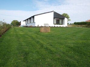 Vista frontal de la propiedad