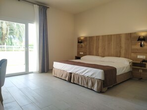 Chambre supérieure double, accessible aux personnes à mobilité réduite | Minibar, coffre-fort, bureau, rideaux d’obscurcissement