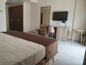 Chambre supérieure double, accessible aux personnes à mobilité réduite | Minibar, coffre-fort, bureau, rideaux d’obscurcissement