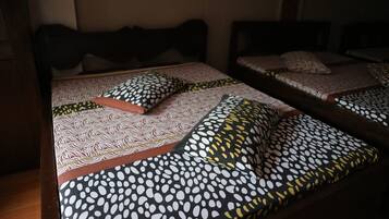 Habitación (Transient) | Escritorio, camas extra y ropa de cama