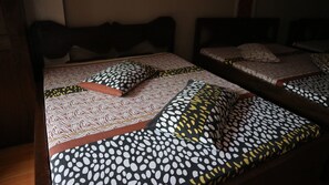 Transient Room | Desk, rollaway beds, bed sheets - Nipa Hut Resort (San Leonardo)