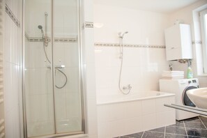 Dupleks Deluks, 2 kamar tidur, teras (TOP 31) | Kamar mandi | Shower, pengering rambut, handuk, dan tisu toilet