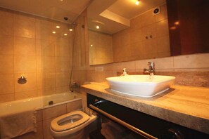 Standard Apartment, 1 King Bed with Sofa bed | Bathroom - Studio Suite Manquehue (Santiago)