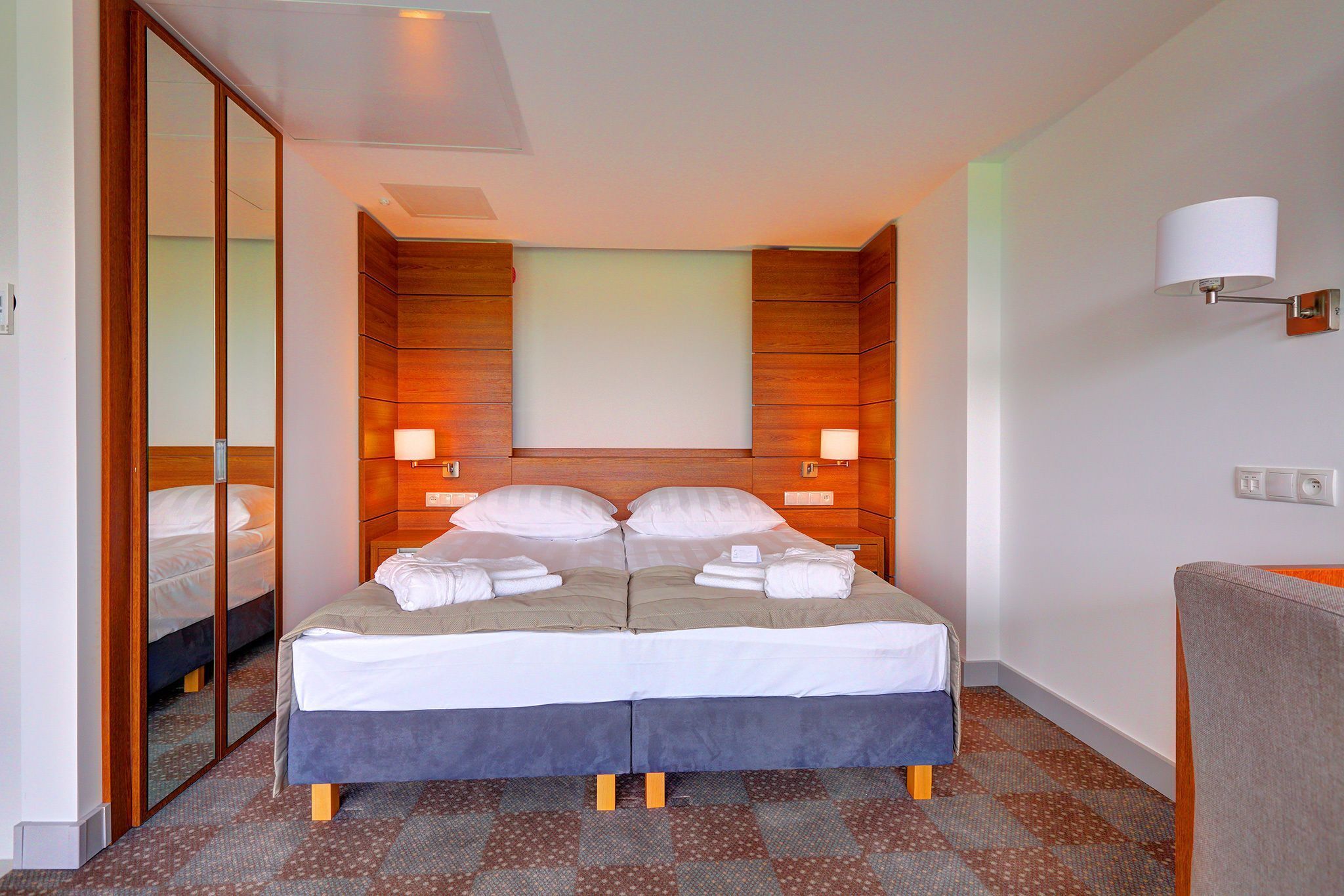 Ropa de cama de alta calidad, minibar, caja fuerte y escritorio