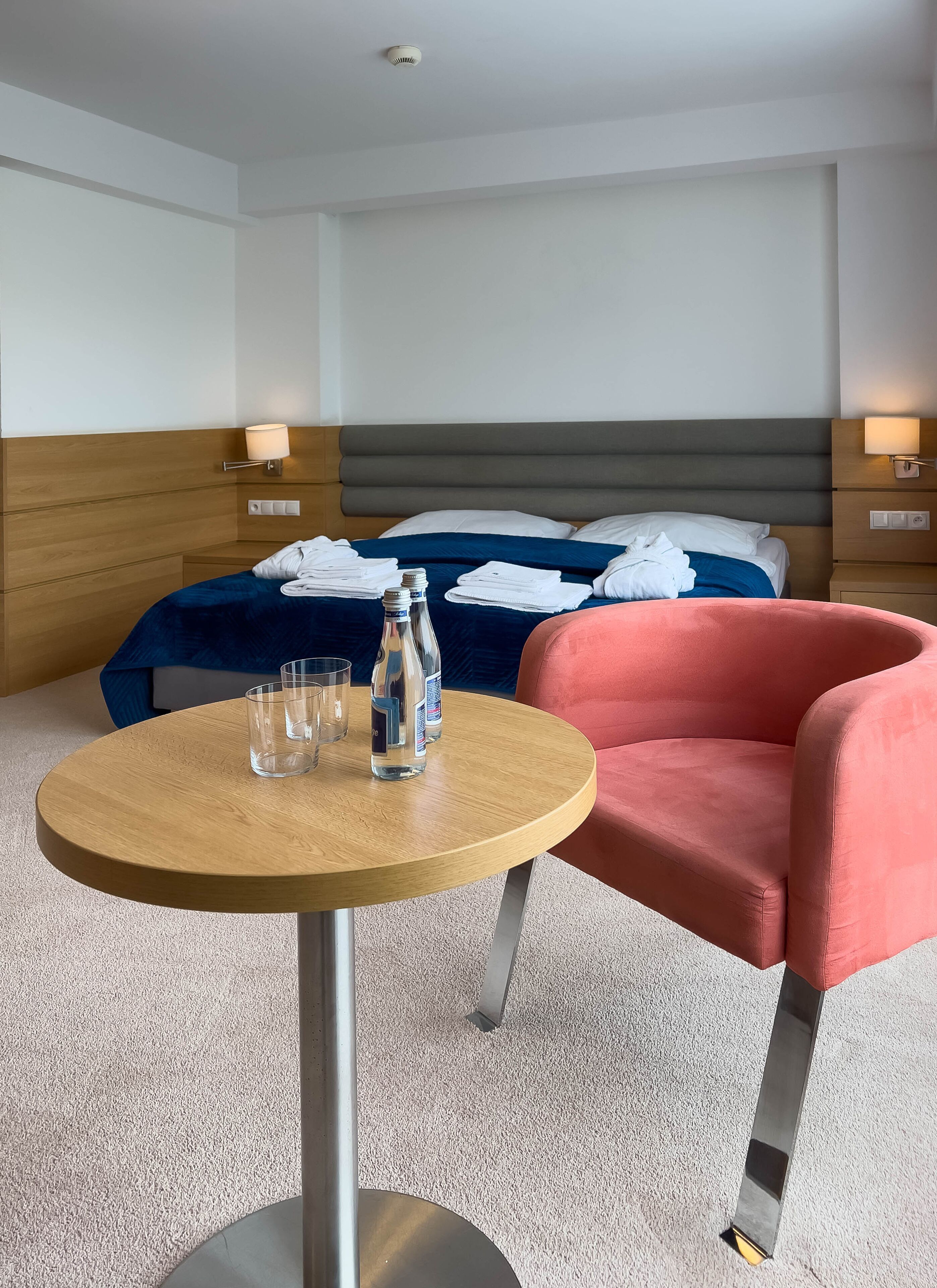 Ropa de cama de alta calidad, minibar, caja fuerte y escritorio