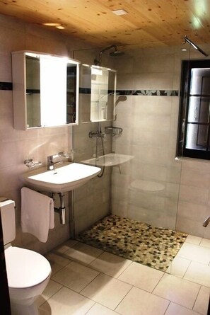 Chalet, 5 chambres, balcon | Douche de la salle de bain
