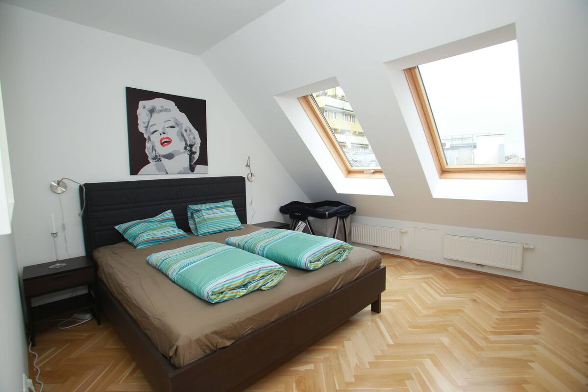 Dúplex Confort, 3 habitaciones, balcón (TOP 23) | Escritorio, tabla de planchar con plancha y wifi gratis 
