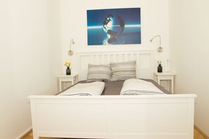 Comfort appartement, 2 slaapkamers, balkon (TOP 26) | Een bureau, een strijkplank/strijkijzer, gratis wifi