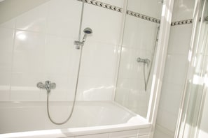 Comfort Apartment, 2 Bedrooms, Terrace (TOP 24) | Bathroom shower