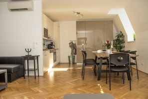 Comfort Apartment, 2 Bedrooms, Terrace (TOP 24) | In-room dining