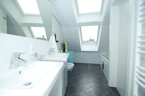 Duplex Confort, 3 chambres, balcon (TOP 23) | Salle de bain | Baignoire et douche séparées, séchoir à cheveux, serviettes fournies