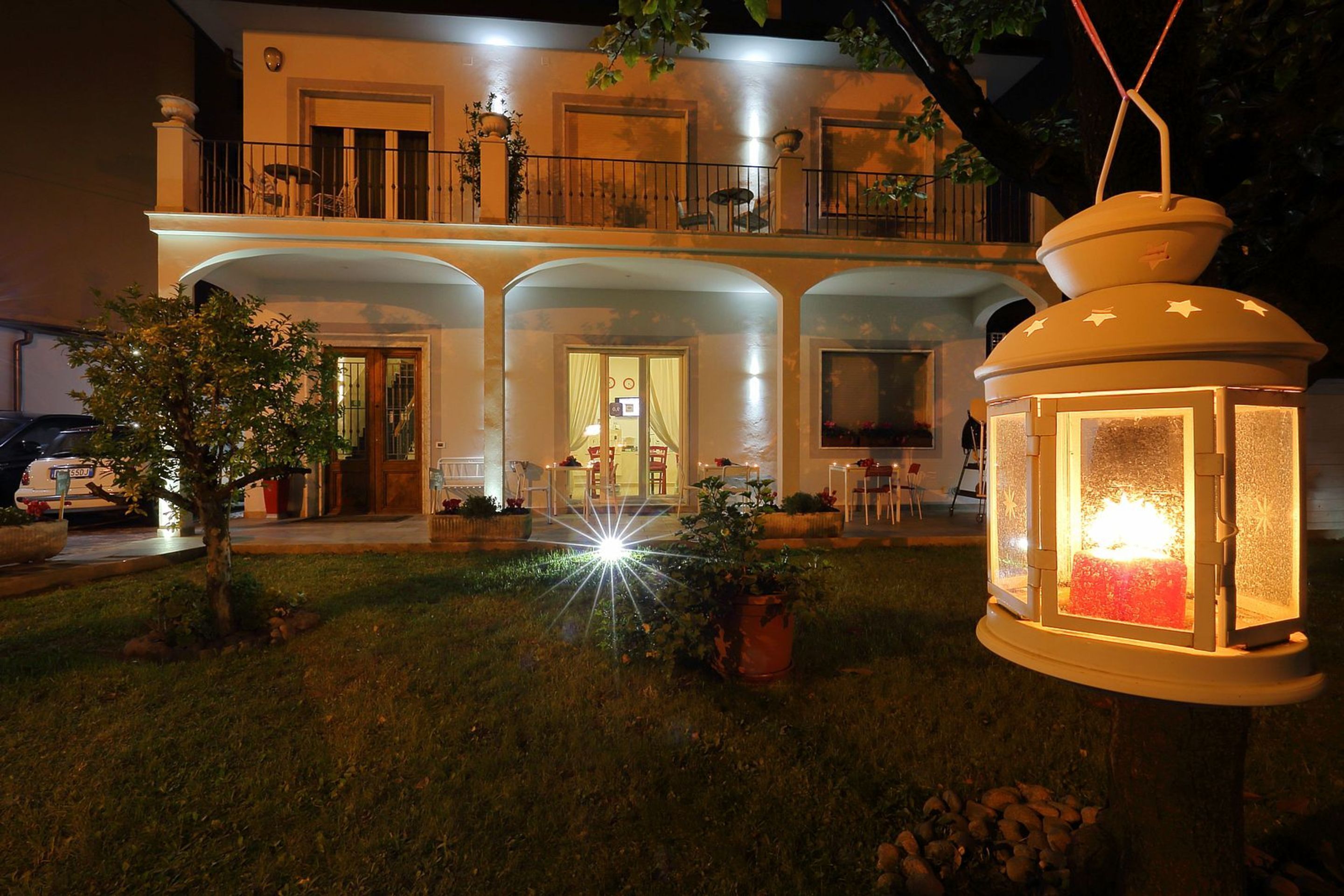 住宿正面 - 傍晚/夜晚