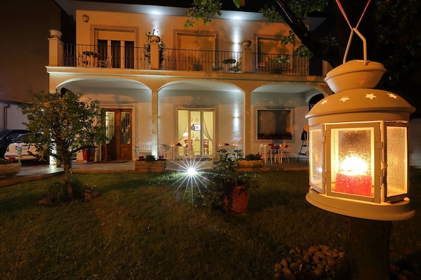 Voorkant accommodatie - avond/nacht