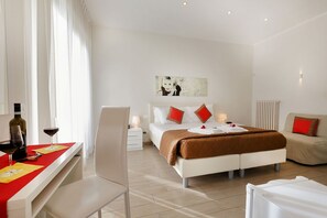 Superior kamer, 1 twee- of 2 eenpersoonsbedden, bubbelbad | Een minibar, een kluis op de kamer, individueel gedecoreerd