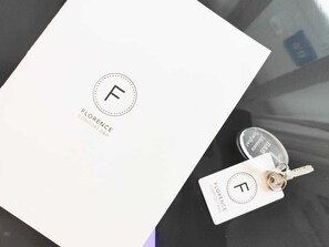 A white card with the logo "FLORENCE COMFORT B&B" and a keychain with the same logo. - Florence Comfort B&B (Florence)