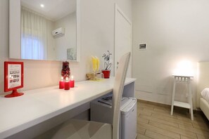 Minibar, caja de seguridad en la habitación y decoración personalizada 