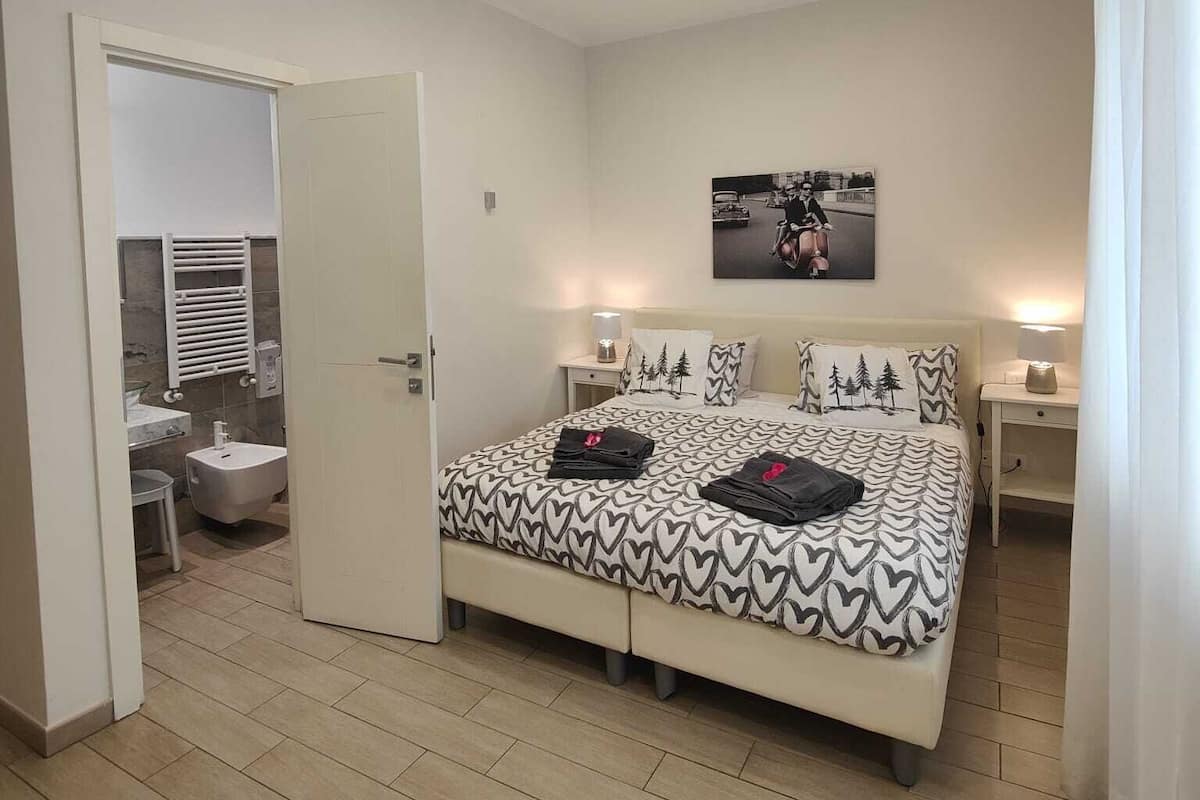 Minibar, brankas, dan didekorasi berbeda-beda