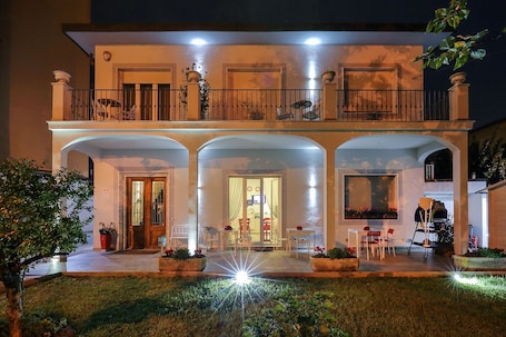 Façade de lâhĂ©bergement - soirĂ©e/nuit