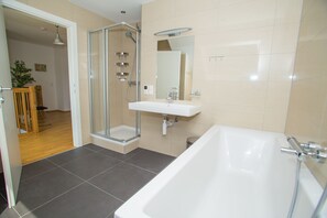 Deluxe-Apartment, 3 Schlafzimmer, Terrasse (TOP 12) | Badezimmer | Badewanne und Dusche (separat), Haartrockner, Handtücher